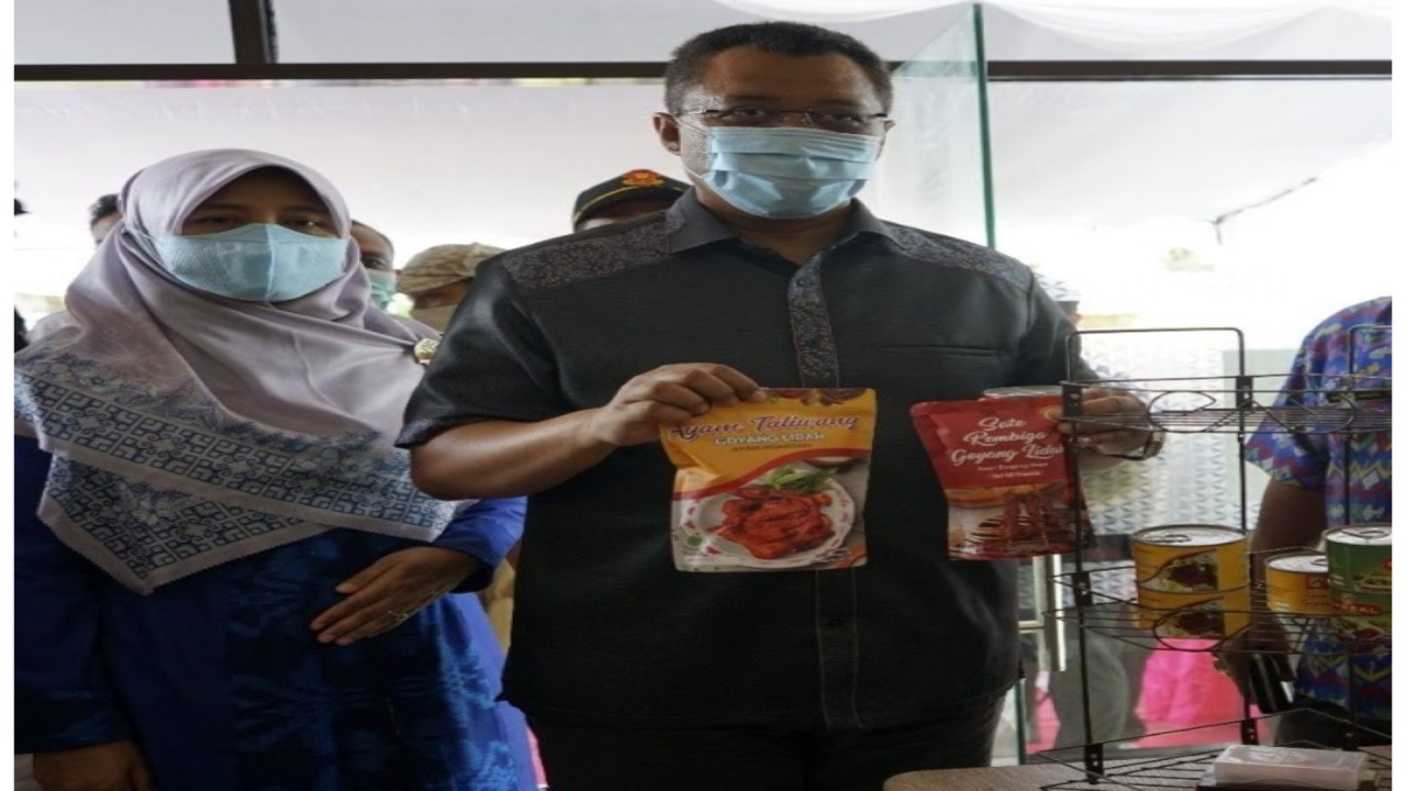 Gubernur NTB, Zulkieflimansyah menunjukan kuliner khas Sumbawa yang sudah disterilkan dalam kemasan. Foto (Istimewa)