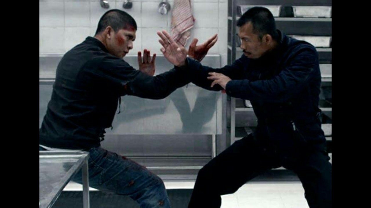 Iko Uwais (kiri) saat berakting. (Net)