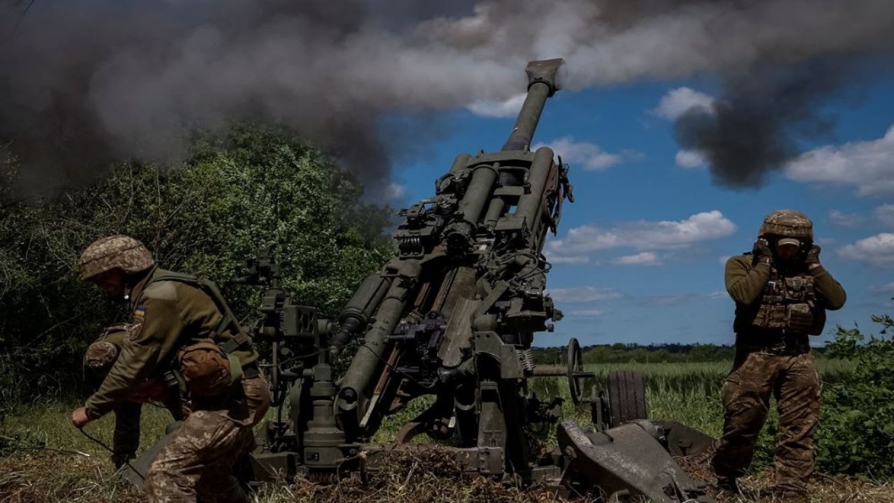 Anggota layanan Ukraina menembakkan peluru dari Howitzer M777 di dekat garis depan di Wilayah Donetsk, Ukraina, pada 6 Juni 2022. (Reuters)