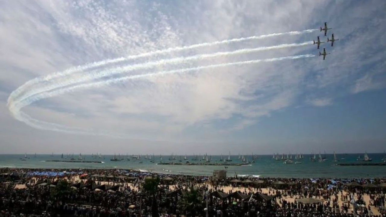 Jet angkatan udara Israel terbang dalam formasi di atas Laut Mediterania. (Reuters)