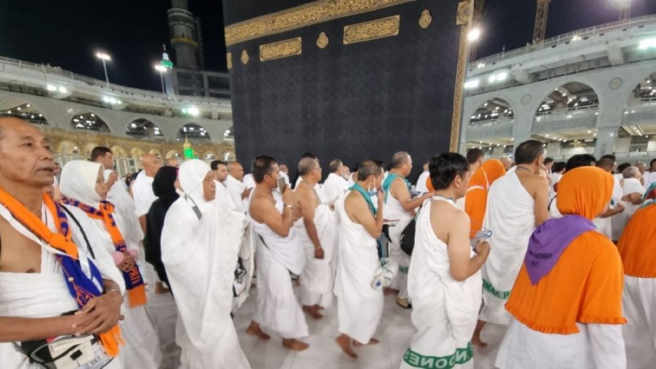 Jamaah haji SOC 1 menunaikan umrah wajib. (MCH 2022)