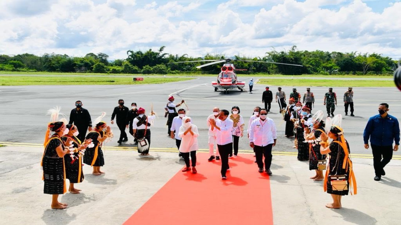 Presiden Joko Widodo dan Ibu Iriana Joko Widodo saat tiba di Bandar Udara Soa Bajawa, Kabupaten Ngada, Nusa Tenggara Timur pada Rabu (1/6/2022). Foto (Istimewa)