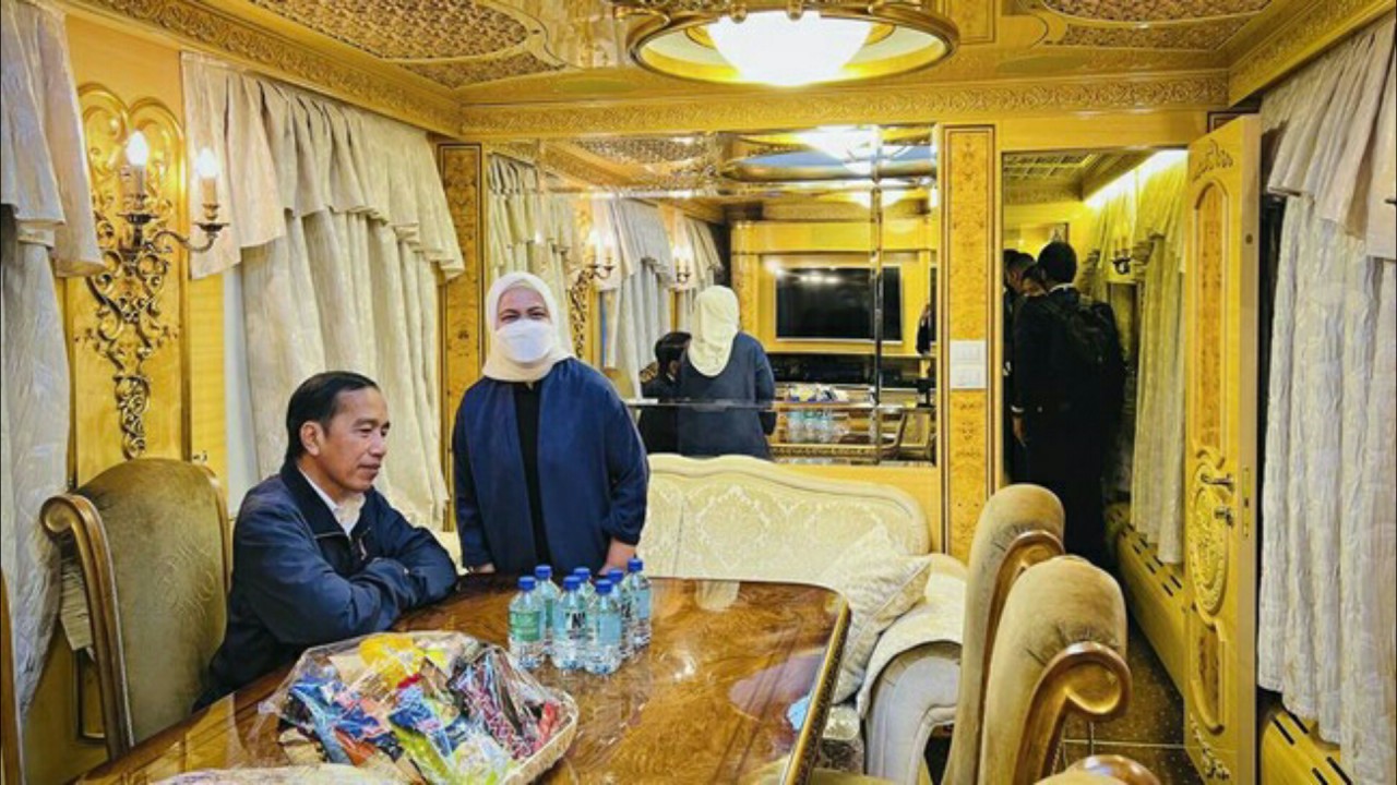 Presiden Jokowi dan Ibu Negara Iriana, saat berada di kereta menuju Ukraina.