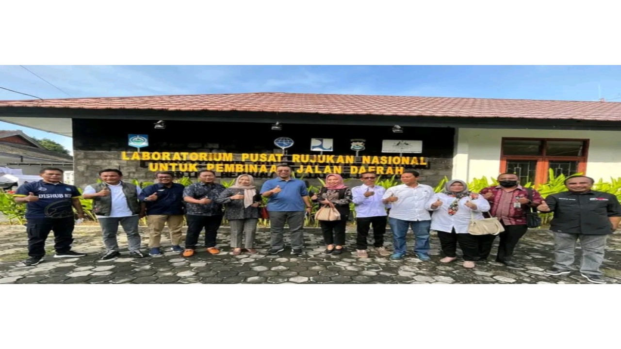 Kadis Pariwisata NTB, Yusron Hadi berpose bersama tim Ironman usai mengadakan rapat di Mataram, Jumat (10/6/2022) pekan lalu. Foto (Istimewa)