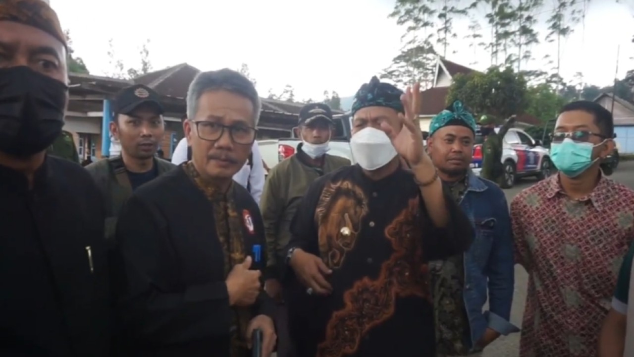 Kadis pertanian dan bupati Bandung Dadang Supriatna meninjau sapi terpapar PMK. Foto: Saifal Ode