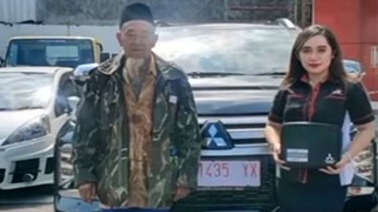 Heboh kakek di Lumajang beli mobil Pajero. [Instagram/@andreli_48]