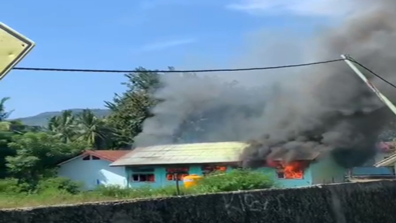 Ruang Perpustakaan Sekolah Menengah Pertama (SMP) Negeri 1 Reo, Kabupaten Manggarai,  Provinsi Nusa Tenggar Timur terbakar pada Senin (06/07/2022) siang. Foto (Istimewa)