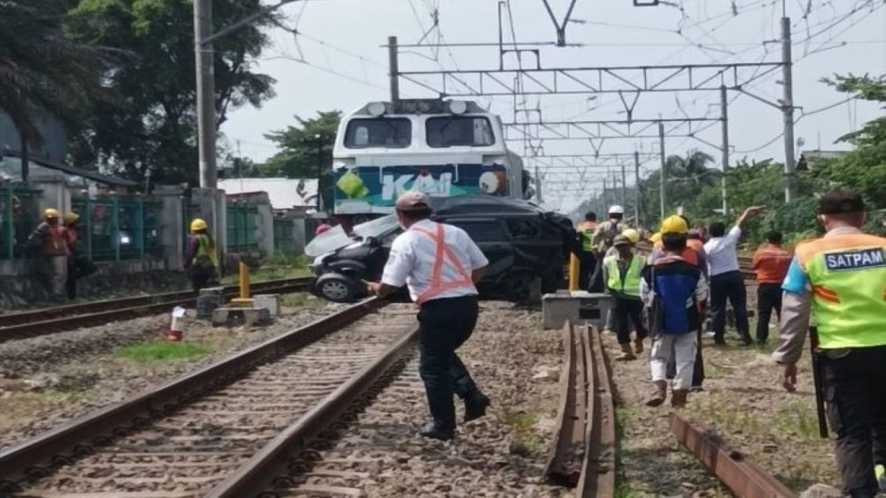Kereta Api Argo Sindoro tertemper mobil minibus di antara jalur hilir Stasiun Cikarang-Tambun, Bekasi, Jawa Barat (Jabar), pada Selasa (21/6/2022). (Istimewa)