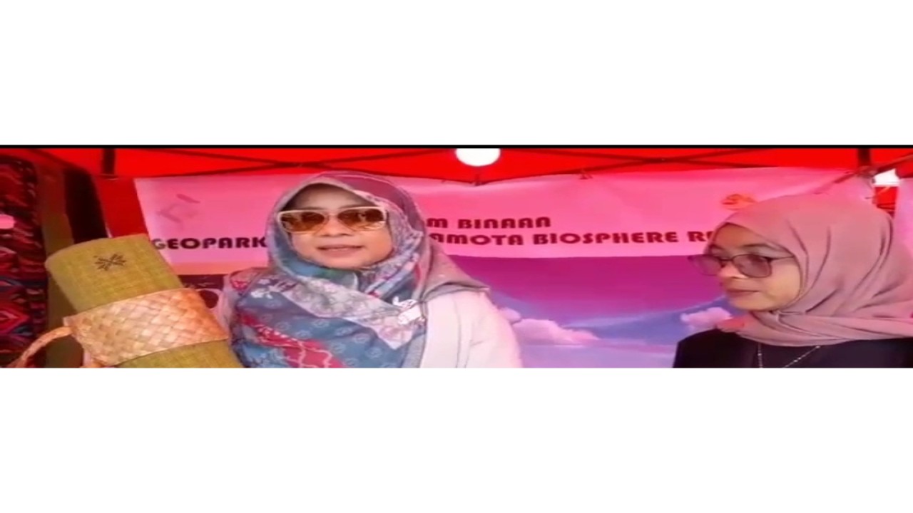 Ketua TP-PKK Provinsi NTB, Niken Saptarini Widiyawati Zulkieflimansyah saat mengunjungi pameran UMKM Binaan Geopark Tambora pada perhelatan MXGP of Indonesia- Samota 2022. Foto (Ist.)