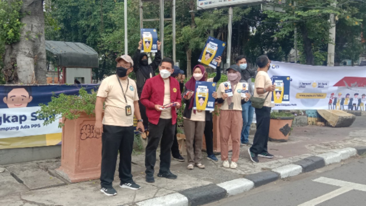 Kepala KPP Pratama Jakarta Cempaka Putih Budiyan turun langsung melakukan sosialisasi melalui kampanye PPS demi meningkatkan kesadaran wajib pajak di sejumlah wilayah di Jakarta Pusat (Jakpus), pada Jumat (17/6/2022). (Adiantoro/NTV)