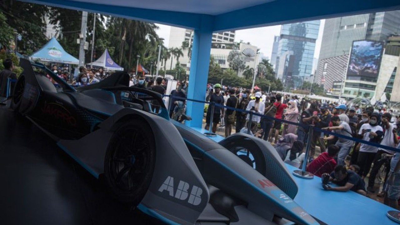 Para penonton antusias menyaksikan mobil listrik yang digunakan dalam balapan Formula E 2022/ist