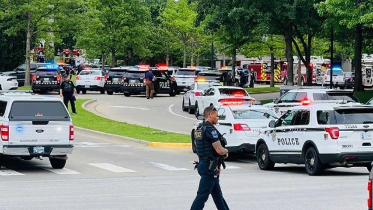 Polisi Tulsa di dekat lokasi penembakan di Rumah Sakit St. Francis. (Departemen Kepolisian Tulsa)