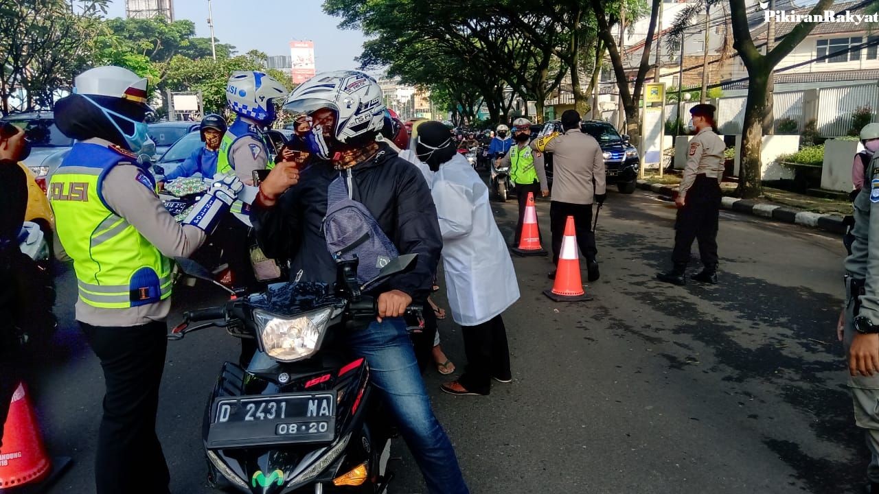 Petugas dari kepolisian sedang memeriksa kelengkapan kendaraan /ist