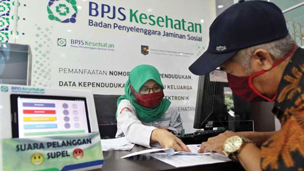 Petugas sedang melayani peserta BPJS Kesehatan/ist