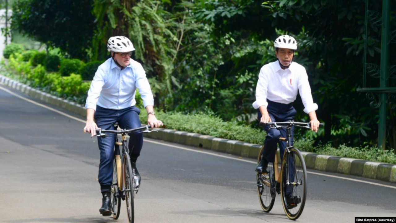 PM Australia Anthony Albanese bersepeda dengan Presiden Jokowi.