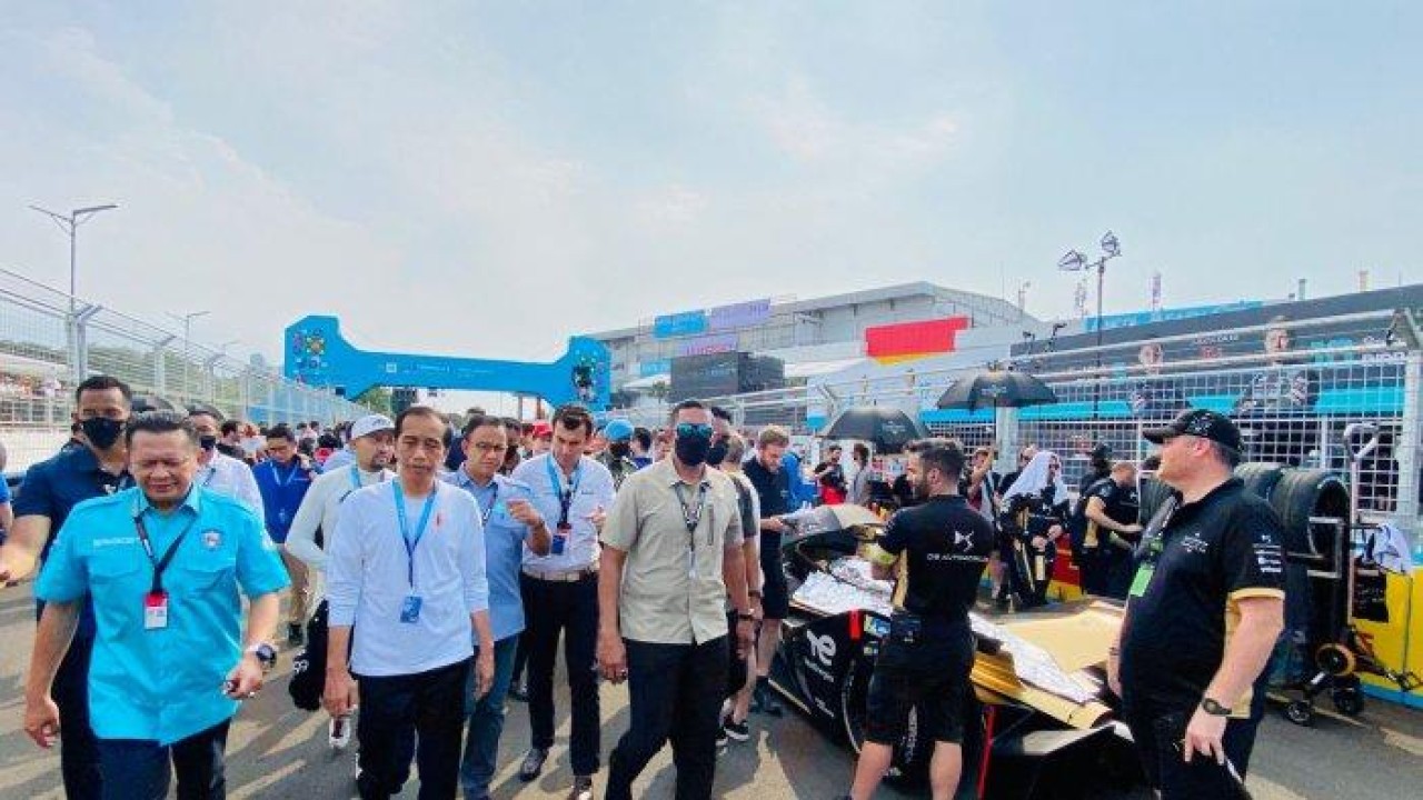 Presiden Joko Widodo bersama Ketua MPR RI Bambang Soesatyo menyaksikan langsung balapan Formula E 2022 di Ancol. Foto: Sekretariat Presiden