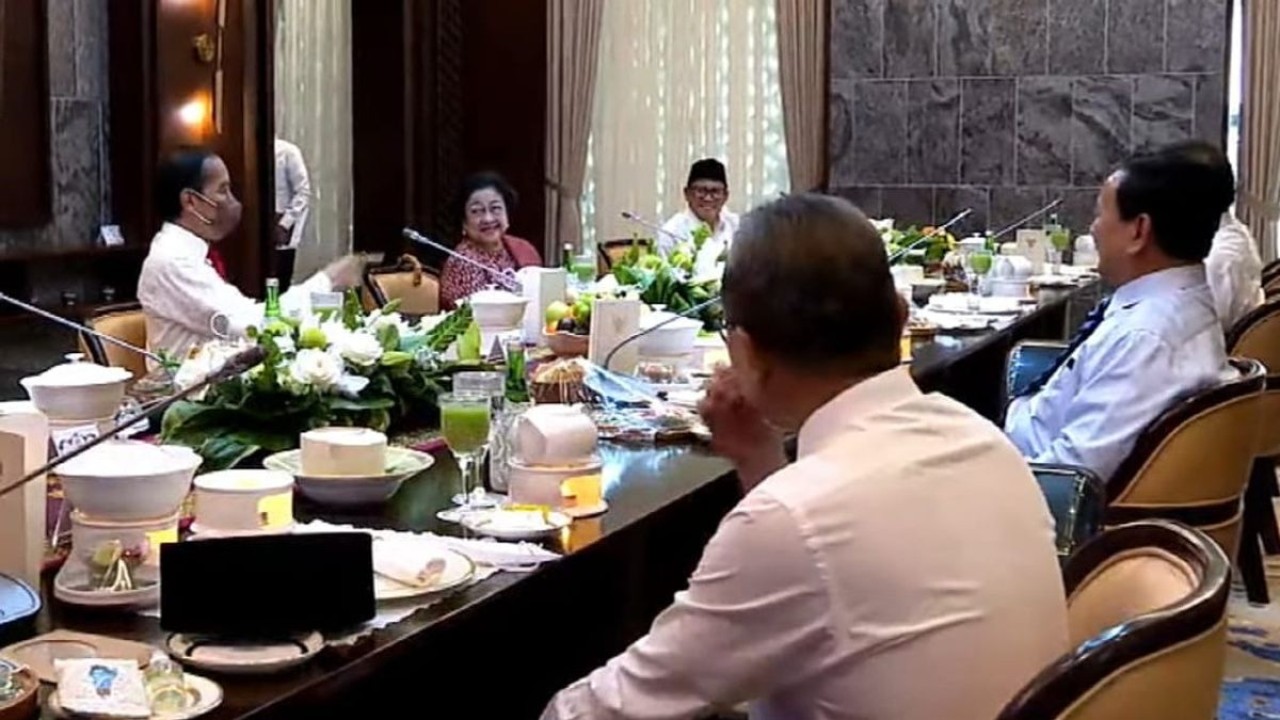 Presiden Joko Widodo (Jokowi) sedang makan siang bersama para Ketua Umum Partai Politik/ist