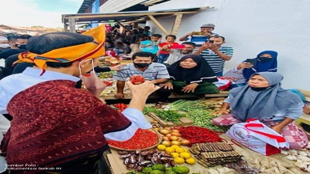 Presiden Jokowi saat berdialog dengan pedagang di Pasar Mbongawani. Foto (Istimewa)