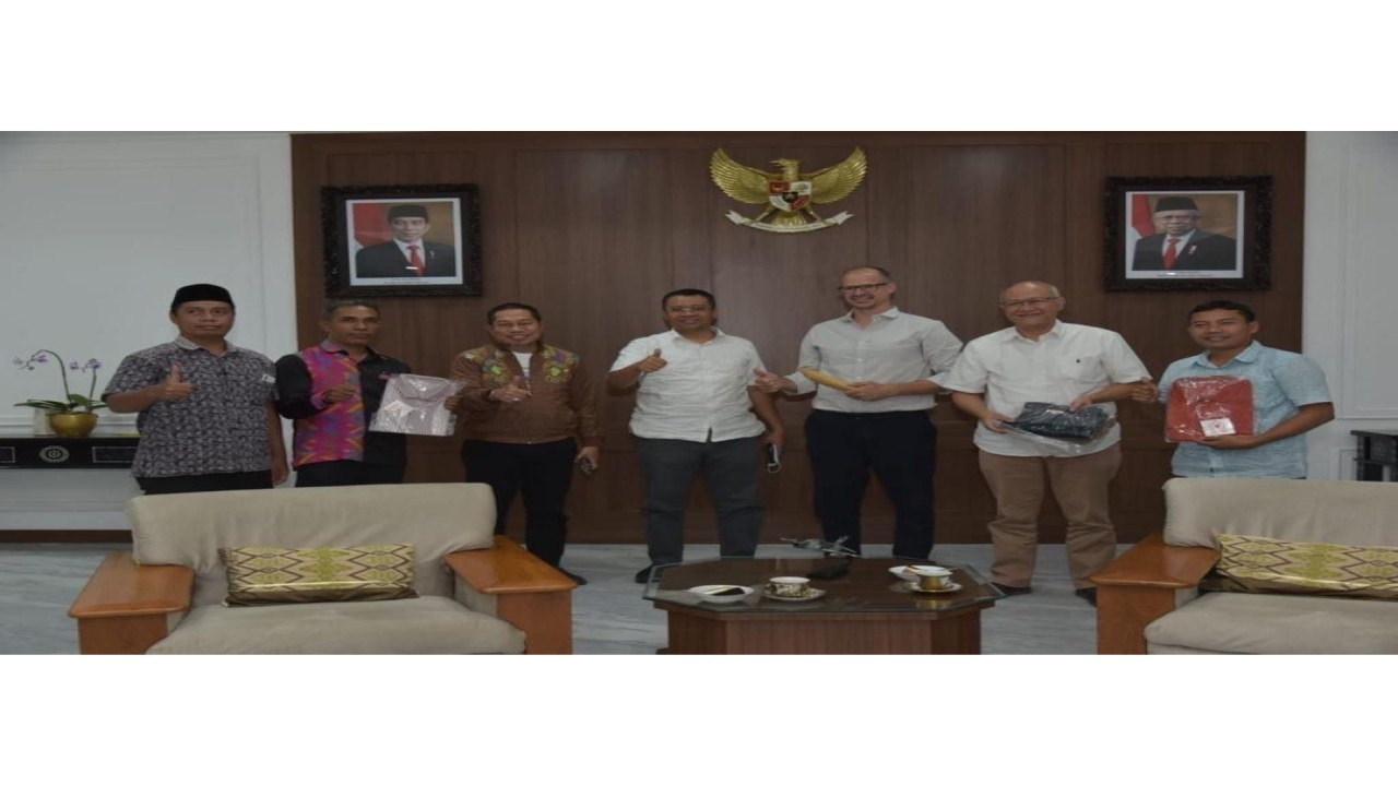 Gubernur NTB,  Zulkieflimansyah saat menerima audiensi dari Yayasan Kapuk dan Flocus Company di ruang kerjanya, Kamis (9/6/2022). Foto ( Istimewa)