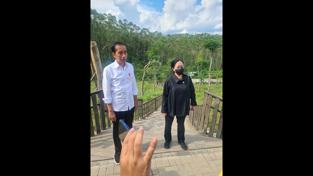 Presiden Jokowi bersama Ketua DPR RI Puan Maharani.