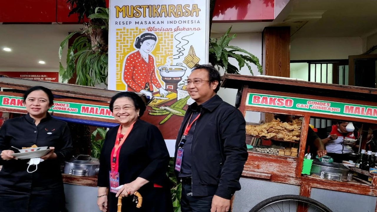 Puan Maharani dan Megawati Soekarnoputri menikmati bakso di sela-sela Rakernas/ist