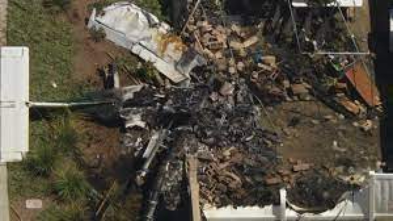 Puing-puing pesawat yang menabrak rumah warga di AS/ist