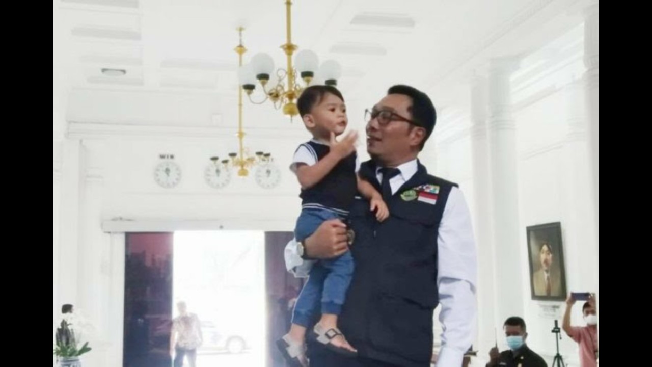 Ridwan Kamil dan anak angkatnya. (Net)