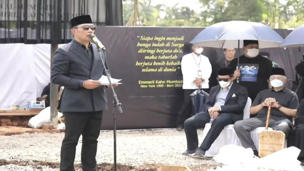 Gubernur Jawa Barat (Jabar) Ridwan Kamil memberikan sambutan usai pemakaman Emmeril Kahn Mumtadz atau Eril. (Istimewa)