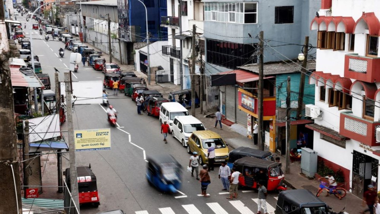 Pemilik kendaraan mengantre untuk membeli bensin akibat kelangkaan bahan bakar, di tengah krisis ekonomi negara, di Kolombo, Sri Lanka, Jumat, 17 Juni 2022. (Dinuka Liyanawatte/Reuters)