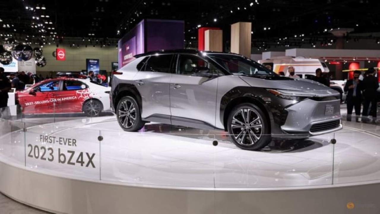 SUV all-electric Toyota bZ4X 2023 ditampilkan selama LA Auto Show 2021 di Los Angeles, California, Amerika Serikat (AS), 17 November 2021. (Mike Blake/Reuters)