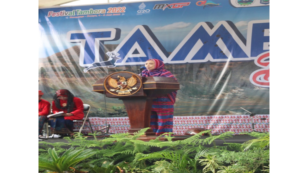Wakil Gubernur Nusa Tenggara Barat (NTB), Sitti Rohmi Djalilah saat menghadiri Festival Tambora, Minggu (5/6/2022) di Santuari Rusa, Doro Ncanga Kabupaten Dompu. Foto (Kominfo NTB)