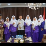 Wakil Ketua DPR RI Sufmi Dasco Ahmad (keempat kiri) bersama pengurus pusat Wanita Islam