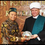 Wakil Ketua MPR RI Hidayat Nur Wahid (kiri) bersama Mufti Rusia Albir Krganov-1655379561
