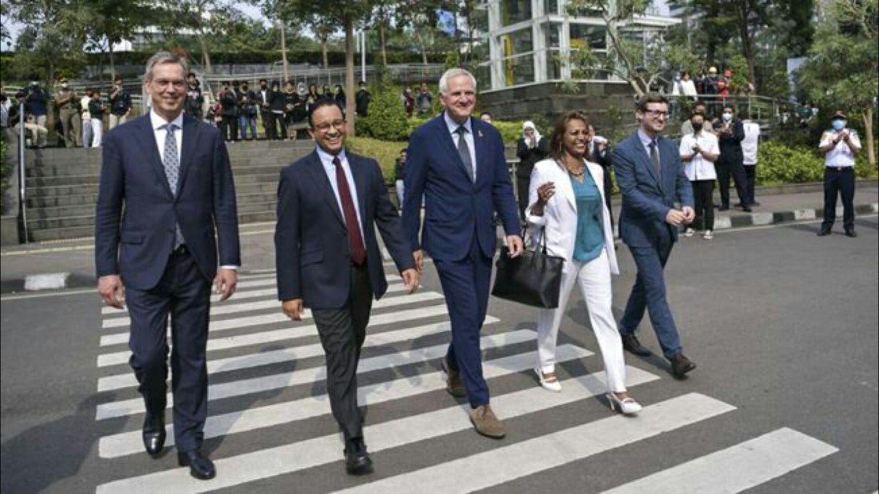 Gubernur DKI Jakarta Anies Baswedan saat berjalan di atas 'catwalk' Citayam Fashion Week. (Net)