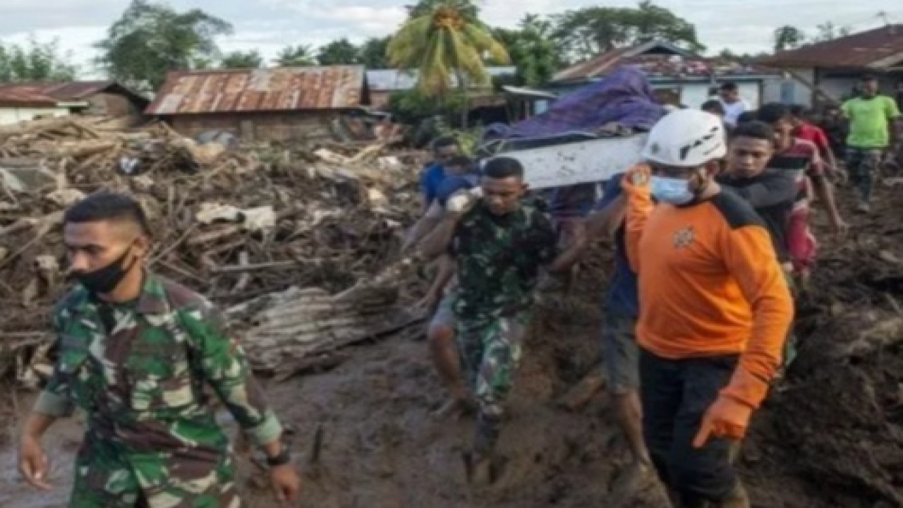 Tim Basarnas sedang mengevakuasi korban bencana badai seroja. Foto (Istimewa)