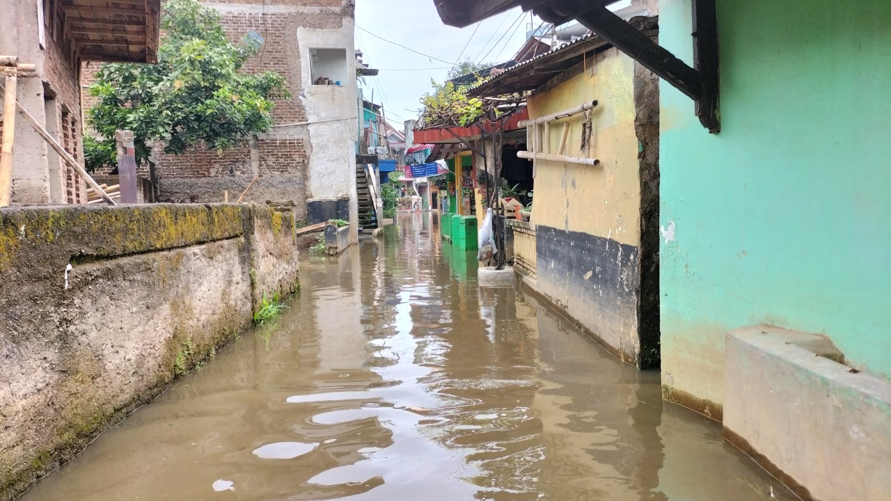 Ribuan rumah warga terendam banjir di desa Citeureup, Kabupaten Bandung.