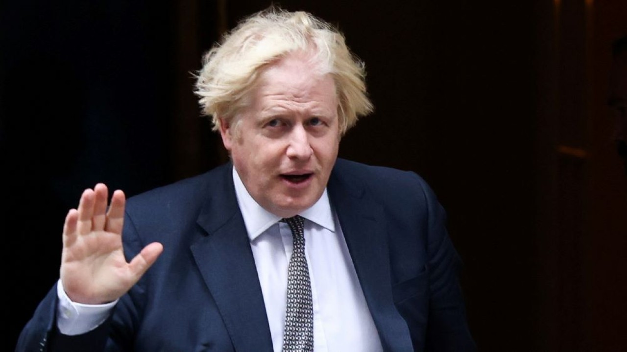 Politikus Rusia kompak berbaris merayakan kejatuhan Boris Johnson pada Kamis (7/7/2022). (Reuters)