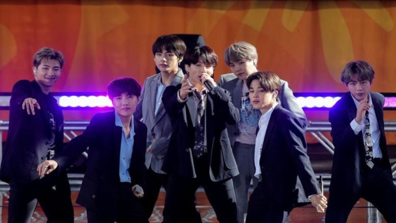 Empat personil BTS, yakni Jin, Jimin, V, dan Jungkook, bakal merilis proyek kolaborasi bersama produser sekaligus penyanyi dan penulis lagu asal Amerika Serikat (AS) Benny Blanco serta rapper Snoop Dogg pada bulan depan. (Reuters)