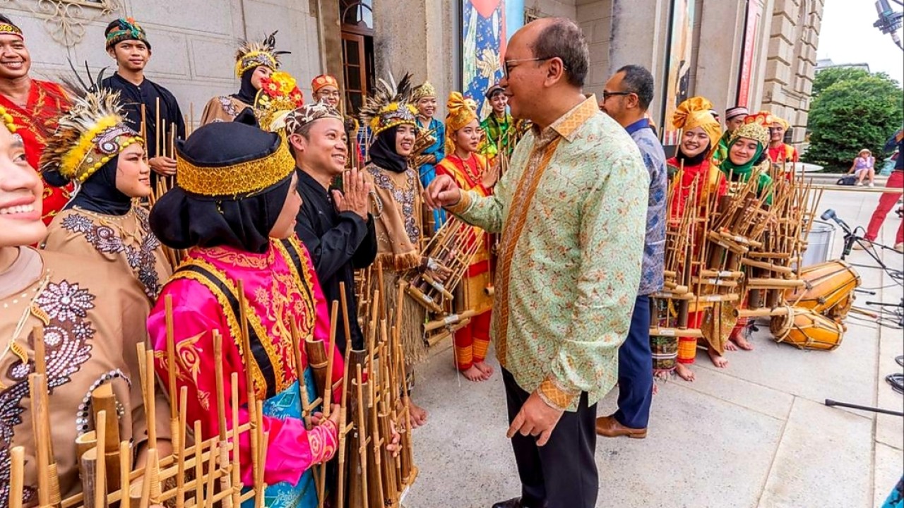 Dubes Rosan bersama tim Muhibah Angklung/net