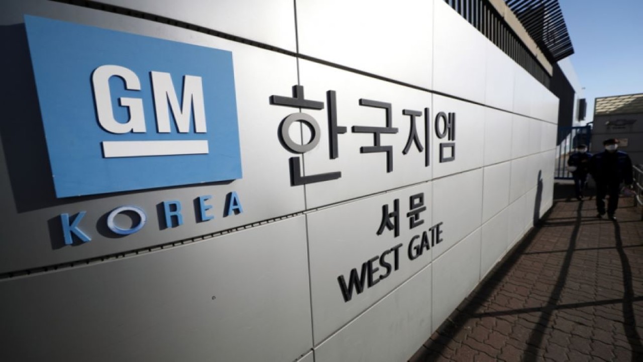 GM Korea melanjutkan produksi mobil di dua pabrik. (The Korea Economic Daily)