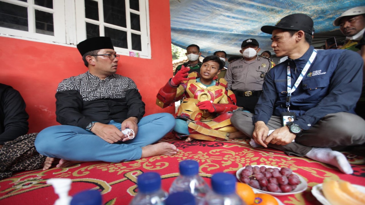 Gubernur Jawa Barat Ridwan Kamil Kunjungi rumah Ironman penolong laka Cibubur
