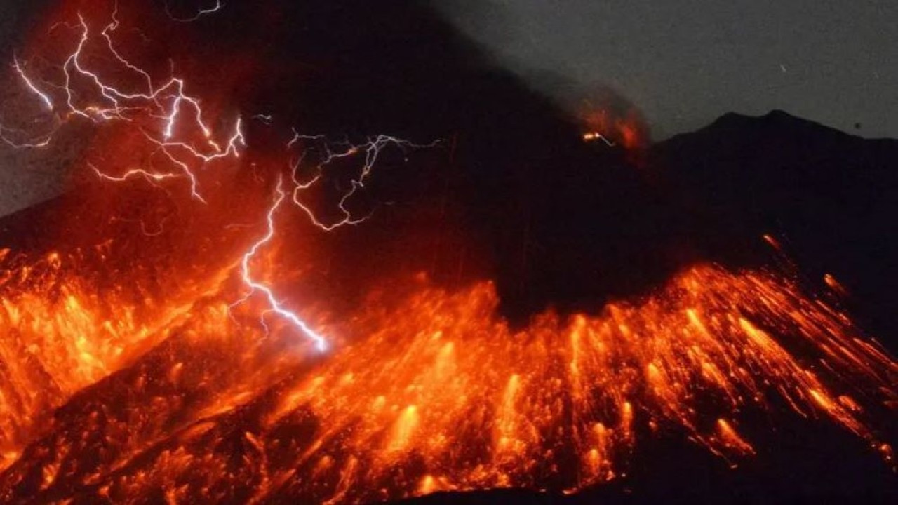 Gunung Berapi Sakurajima di Pulau Kyushu Jepang meletus. Foto ini diambil dari kota Tarumizu, prefektur Kagoshima, barat daya Jepang. (Reuters)