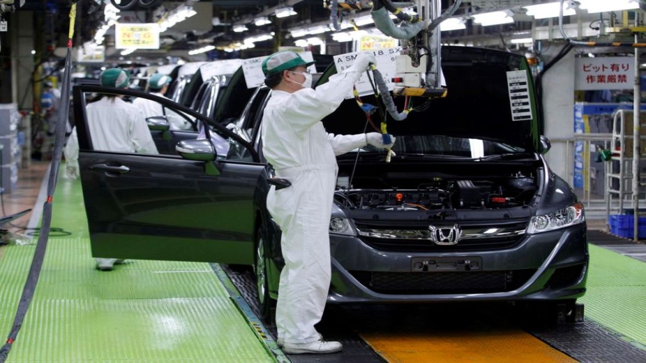 Pekerja merakit mobil di pabrik Saitama Honda Motor di Sayama, utara Tokyo 18 April 2011. (Issei Kato/Reuters)