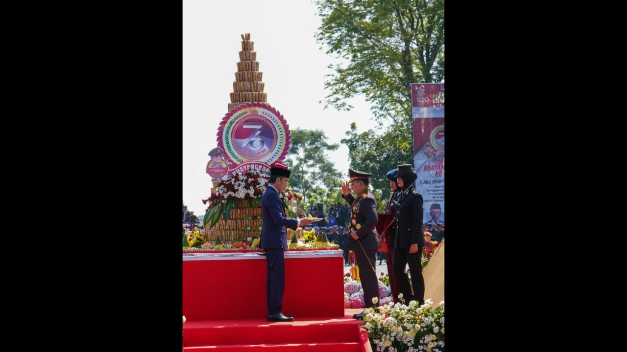 Kapolri Jenderal Listyo Sigit Prabowo bersama Presiden Joko Widodo.