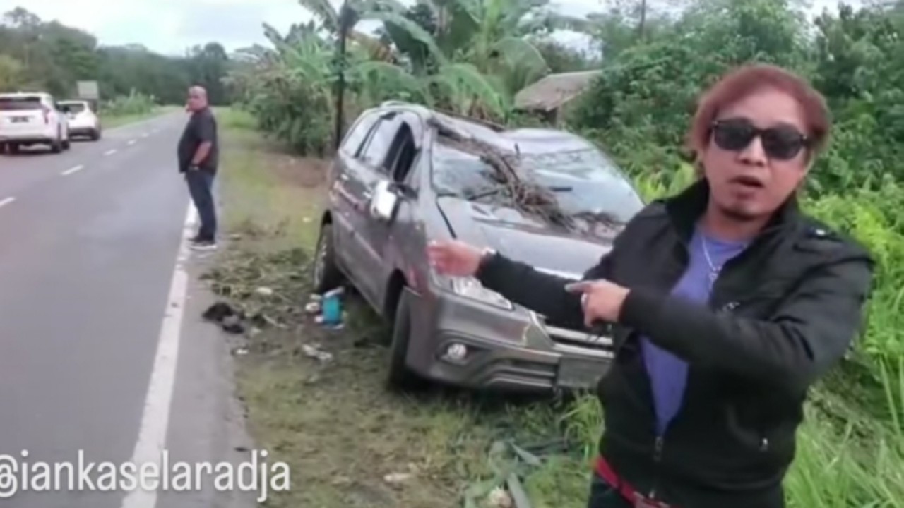 Ian Kasela sedang di TKP mobil ringsek/net