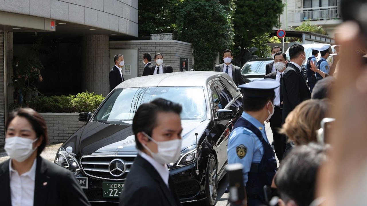 Iring-iringan kendaraan yang membawa jenazah Shinzo Abe tiba di kediamannya di Tokyo/ist