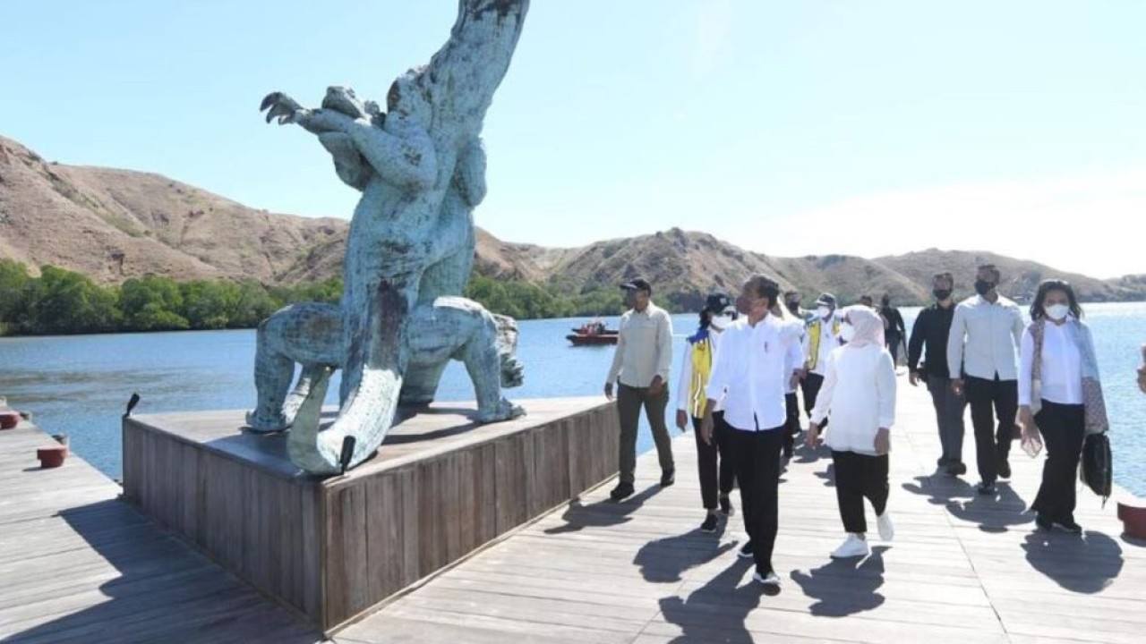 Presiden Jokowi meninjau penataan kawasan di Pulau Rinca, Taman Nasional Komodo, Kabupaten Manggarai Barat, Kamis, 21 Juli 2022. (BPMI Setpres/Lukas)