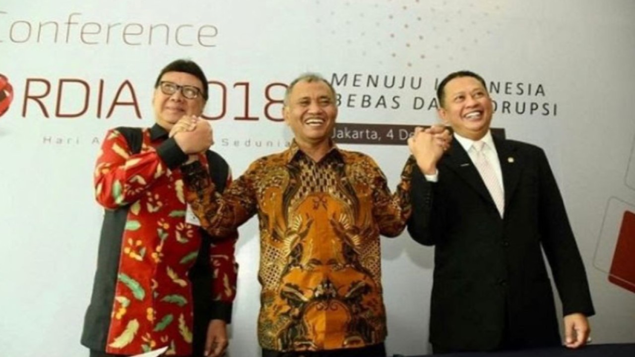 Ketua MPR RI Bambang Soesatyo (kanan) bersama almarhum Tjahjo Kumolo (kiri). Foto: Dok MPR