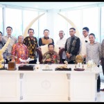Ketua MPR RI Bambang Soesatyo (kelima (kiri) bersama Panitia Munas KAHMI XI-1657006886