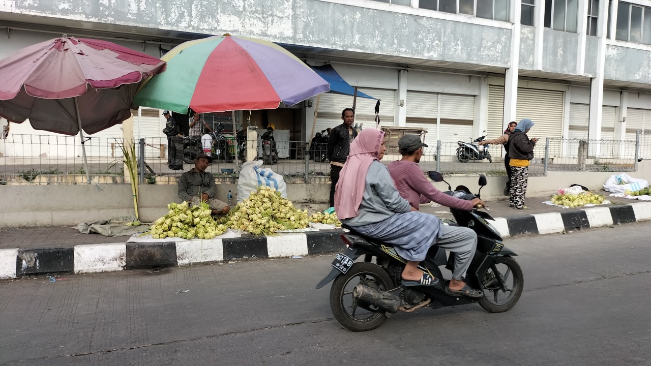 Para pengrajin kulit ketupat di depan pasar sehat soreang. Foto: Ifal Ode